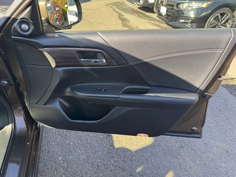 Used 2017 Honda Accord Touring image 19