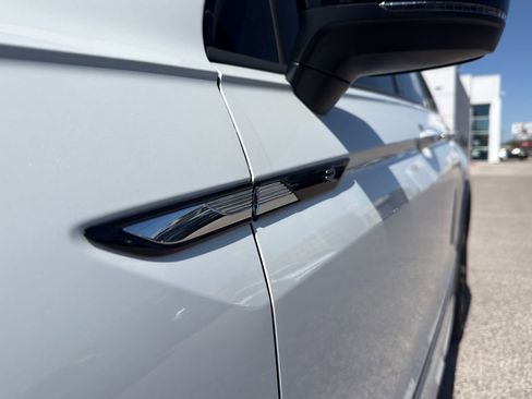 Certified 2024 Volkswagen Tiguan SE R-Line FWD image 7