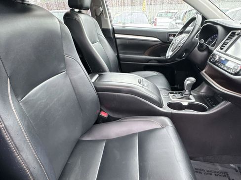 Used 2019 Toyota Highlander XLE w/ Carpet Mat Package (TMS) AWD/4WD image 17