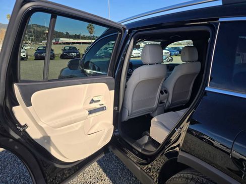 Used 2025 Mercedes-Benz GLB 250 4MATIC image 17