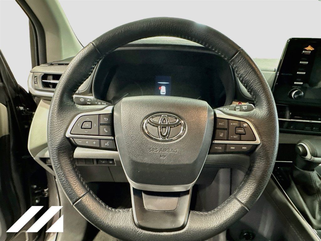Used 2024 Toyota Sienna XLE AWD/4WD image 11