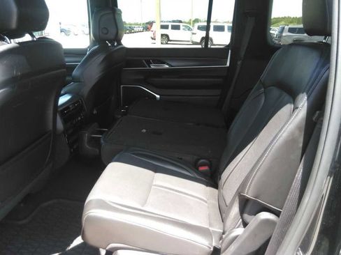 Used 2024 Jeep Wagoneer L Series II w/ Flexible Seating Group AWD/4WD image 9
