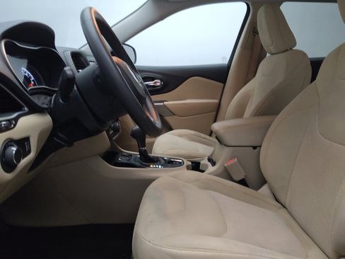 Used 2021 Jeep Cherokee Latitude FWD image 17