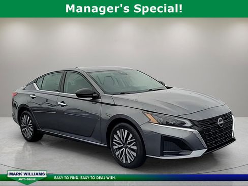Used 2024 Nissan Altima 2.5 SV AWD/4WD image 1