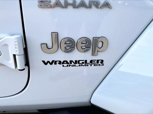 Used 2019 Jeep Wrangler Unlimited Sahara w/ Uconnect 4C Nav & Sound Group image 9
