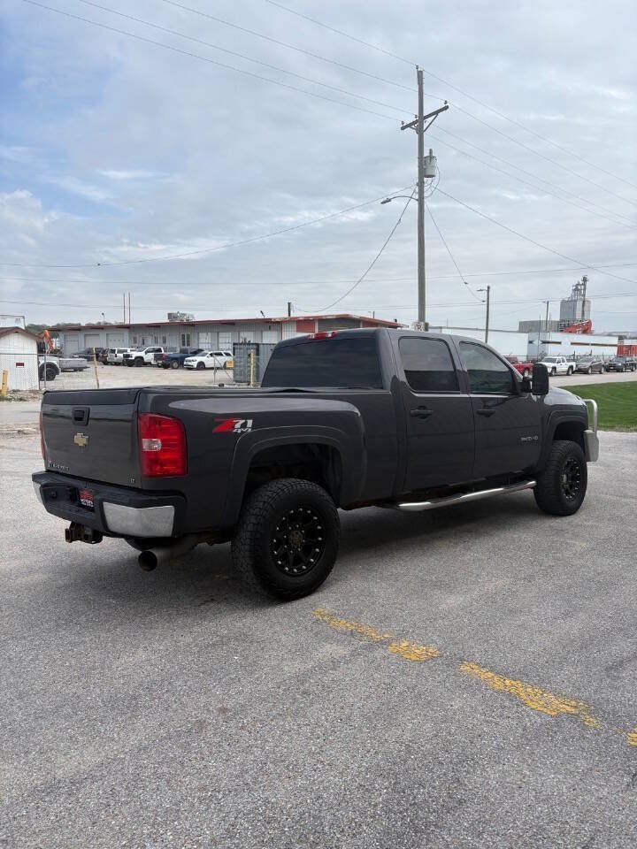 Used 2011 Chevrolet Silverado 2500 LT AWD/4WD image 4