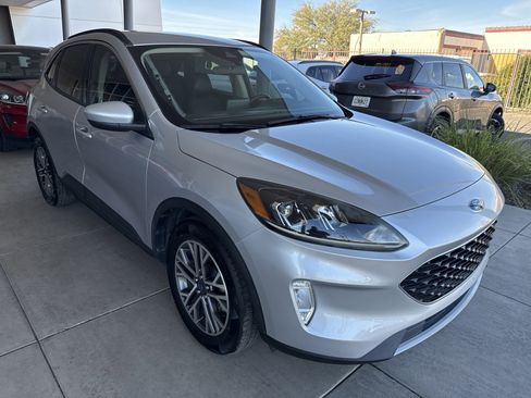 Used 2020 Ford Escape SEL image 3