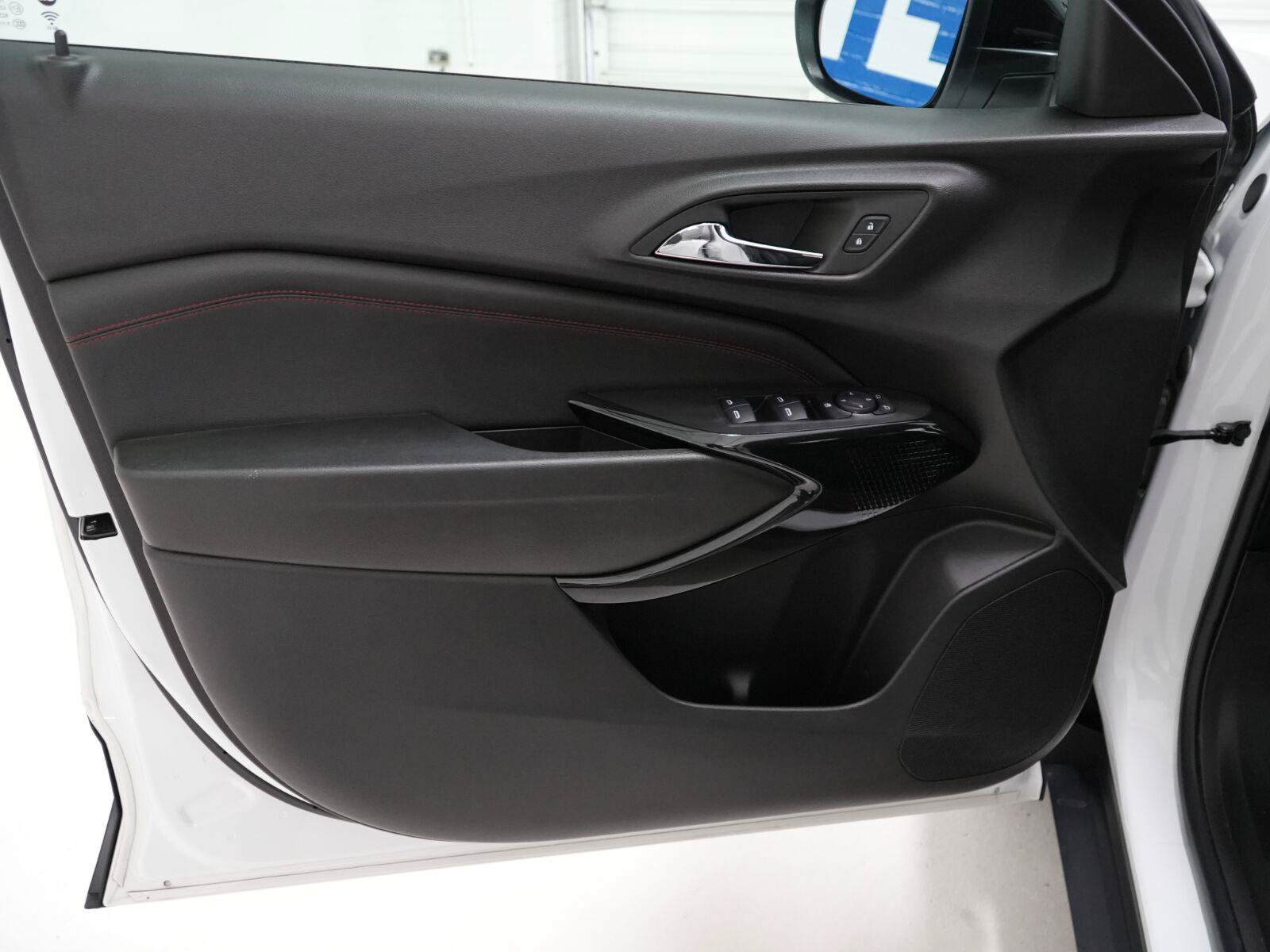 Used 2025 Chevrolet Trax RS w/ Driver Confidence Package FWD image 5