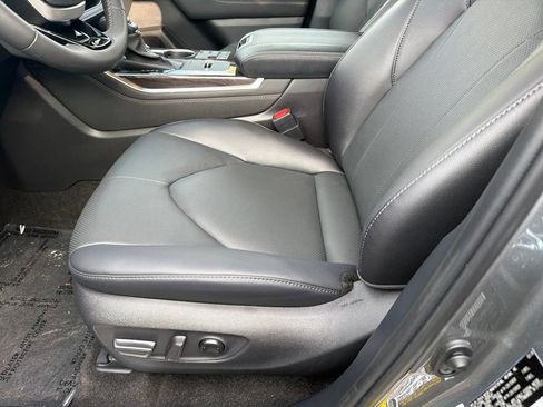 Used 2026 Toyota Highlander Limited AWD/4WD image 16