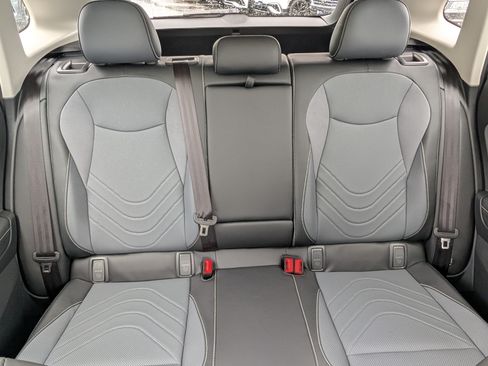 Used 2025 Volkswagen Tiguan SE w/ Panoramic Sunroof Package AWD/4WD image 13