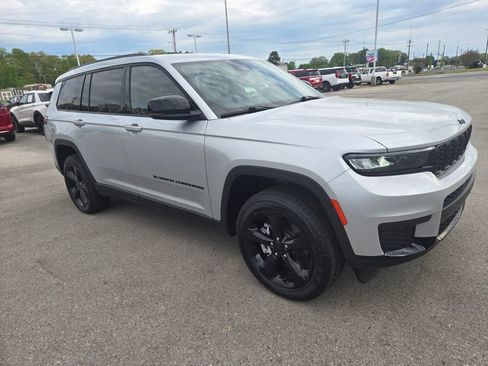 Used 2023 Jeep Grand Cherokee L Laredo image 2