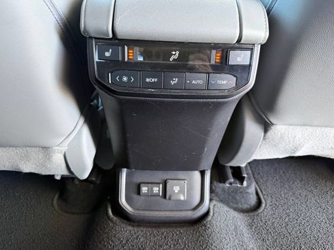 Used 2021 Toyota Highlander Platinum FWD image 39