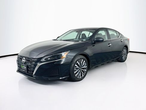 Used 2025 Nissan Altima 2.5 SV FWD image 3