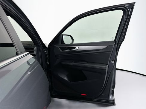 Used 2024 Volkswagen Atlas Cross Sport SE image 32