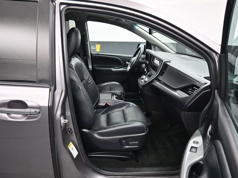 Used 2017 Toyota Sienna SE w/ SE Preferred Package image 54
