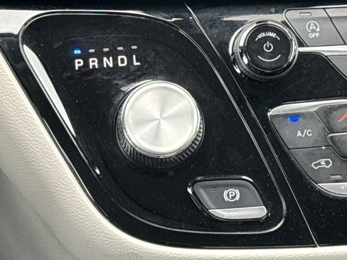 Used 2024 Chrysler Pacifica Touring-L FWD image 22