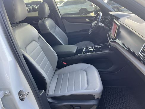 Certified 2024 Volkswagen Atlas Cross Sport SEL R-Line AWD/4WD image 29