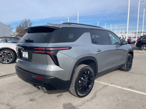 Used 2025 Chevrolet Traverse LT w/ Midnight/Sport Edition image 3