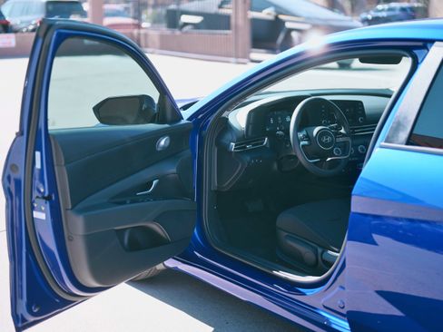 Used 2025 Hyundai Elantra SE image 6