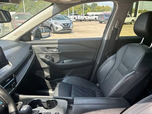 Used 2025 Nissan Rogue Platinum FWD image 16