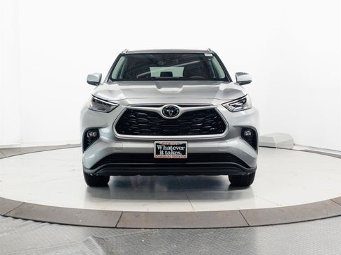 Certified 2025 Toyota Highlander XLE AWD/4WD image 2