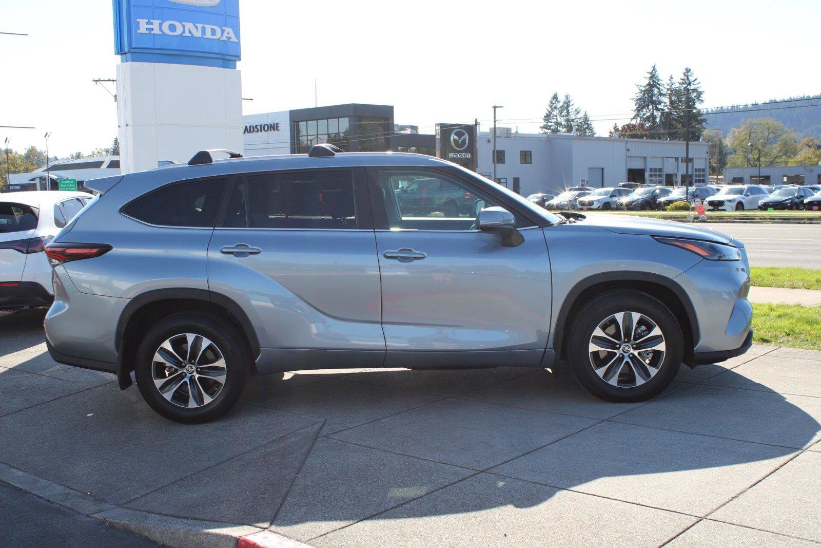 Used 2024 Toyota Highlander XLE AWD/4WD image 6