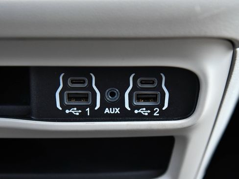 Used 2023 Chrysler Pacifica Touring-L FWD image 28
