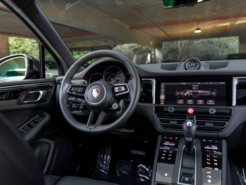 Certified 2026 Porsche Macan AWD/4WD image 40