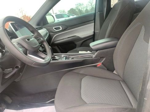 Used 2025 Jeep Compass Sport image 22
