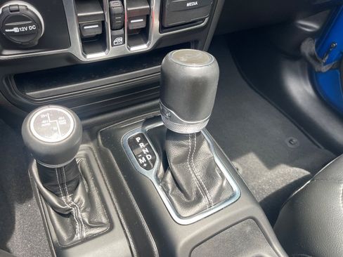 Used 2022 Jeep Wrangler Unlimited Sahara AWD/4WD image 17
