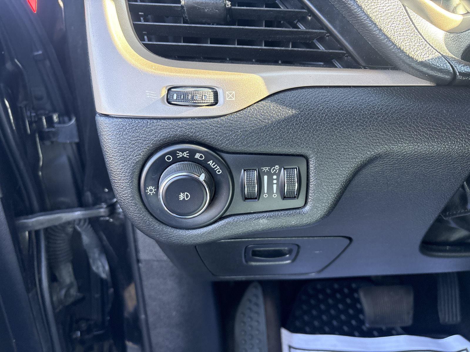 Used 2016 Jeep Cherokee Latitude FWD image 19