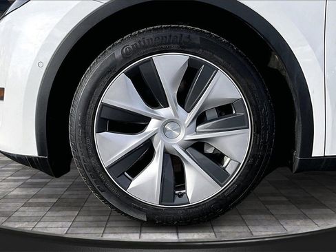 Used 2021 Tesla Model Y Long Range image 9