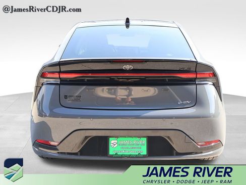 Used 2025 Toyota Prius XLE FWD image 4