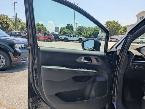 Used 2025 Chrysler Pacifica Select FWD image 11