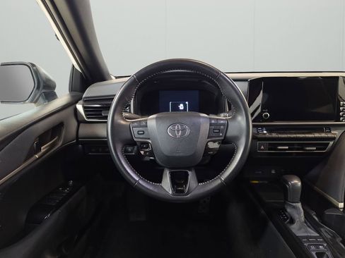 Used 2025 Toyota Camry SE image 18
