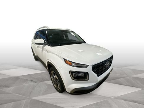 Used 2024 Hyundai Venue SEL FWD image 2