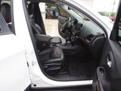 Used 2019 Jeep Cherokee Trailhawk w/ Comfort/Convenience Group AWD/4WD image 6