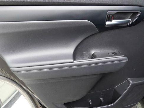 Used 2022 Toyota Highlander XLE image 31