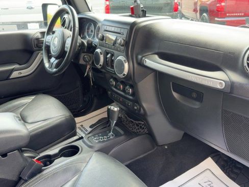 Used 2015 Jeep Wrangler Unlimited Rubicon w/ Connectivity Group AWD/4WD image 15