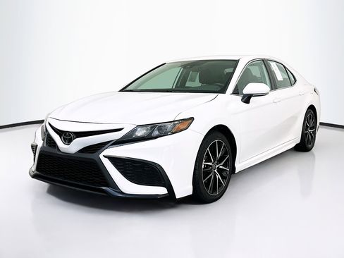 Used 2024 Toyota Camry SE FWD image 3