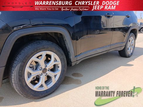 Used 2025 Jeep Compass Latitude w/ Convenience Group AWD/4WD image 35