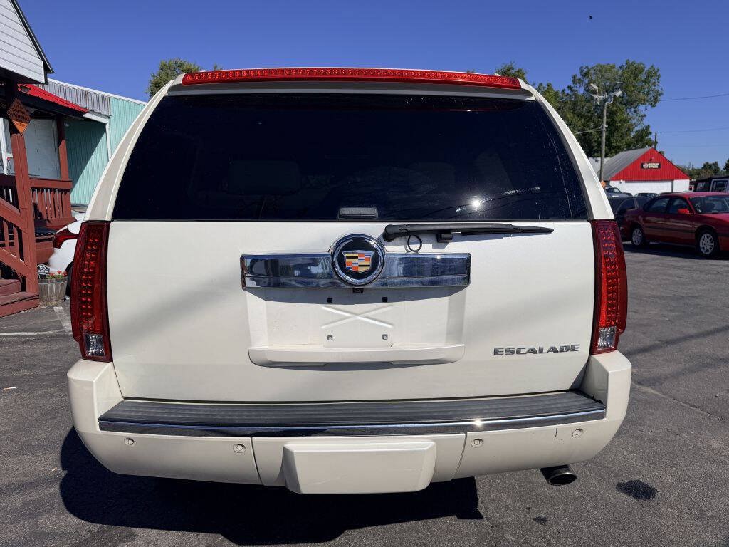 Used 2014 Cadillac Escalade Luxury RWD image 4