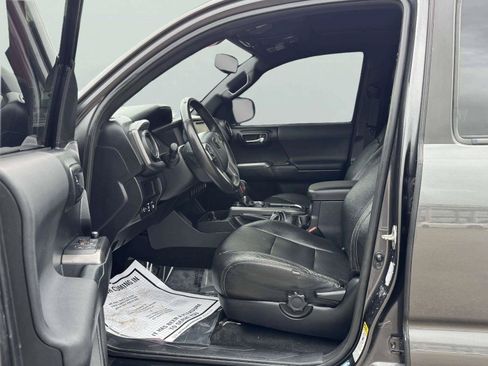 Used 2017 Toyota Tacoma TRD Off-Road w/ Premium & Technology Package AWD/4WD image 10