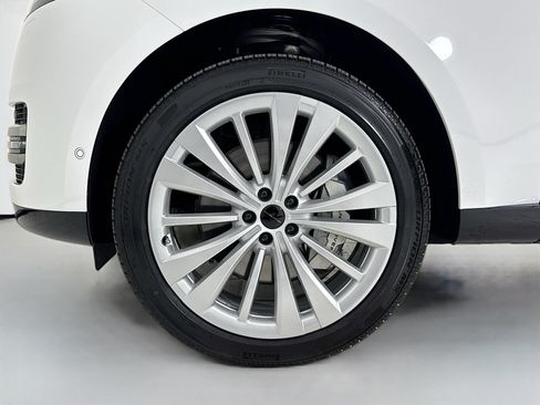 Used 2025 Land Rover Range Rover SE AWD/4WD image 9