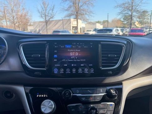 Used 2017 Chrysler Pacifica Touring-L Plus w/ Tire & Wheel Group image 10