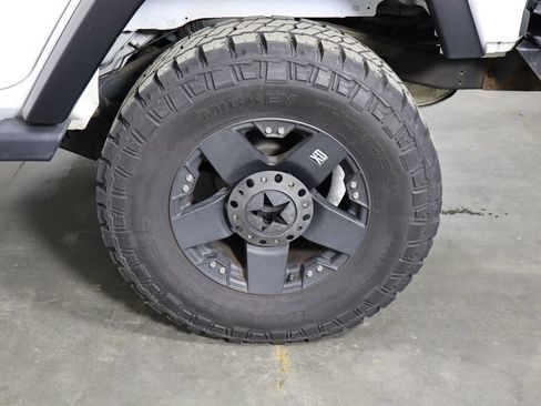 Used 2017 Jeep Wrangler Unlimited Rubicon w/ Connectivity Group AWD/4WD image 32