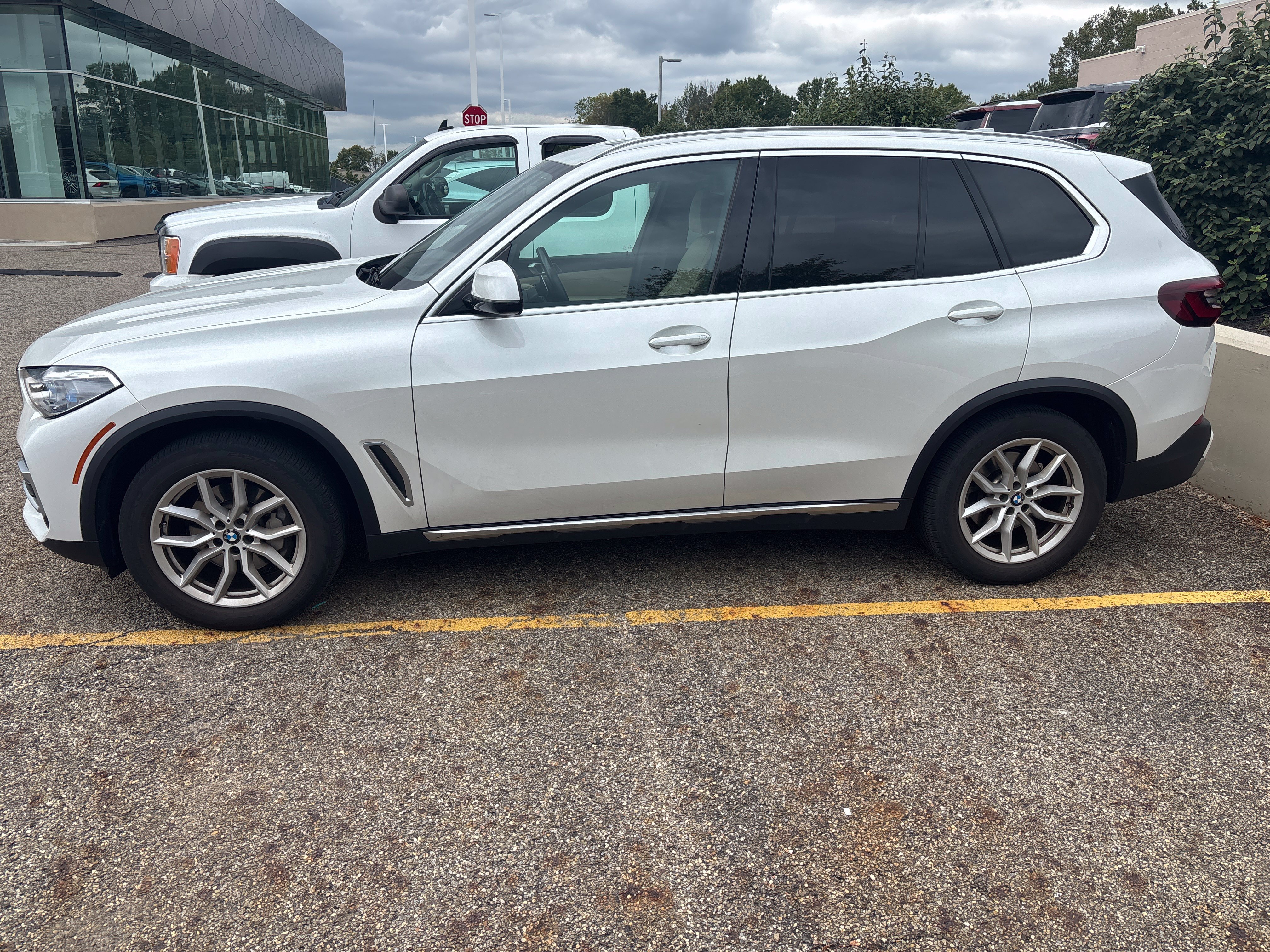 Used 2022 BMW X5 xDrive40i w/ Executive Package AWD/4WD image 3