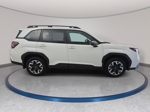 Used 2025 Subaru Forester Premium w/ Convenience Package #1 AWD/4WD image 4
