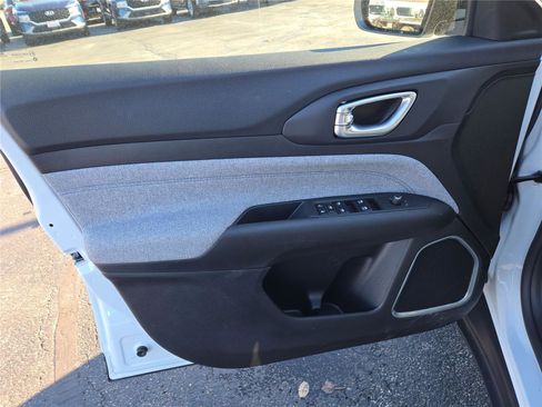 New 2026 Jeep Compass Latitude image 21