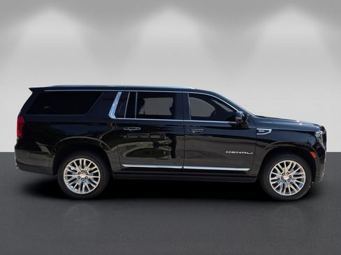 Used 2023 GMC Yukon XL Denali w/ Advanced Technology Package AWD/4WD image 3